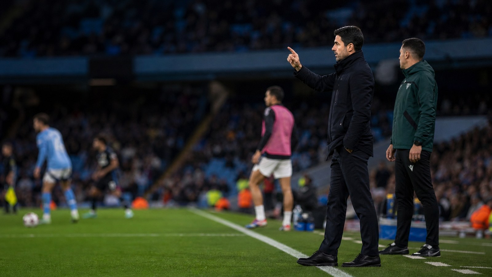 How Elite Soccer Managers Change Matches Mid-Game